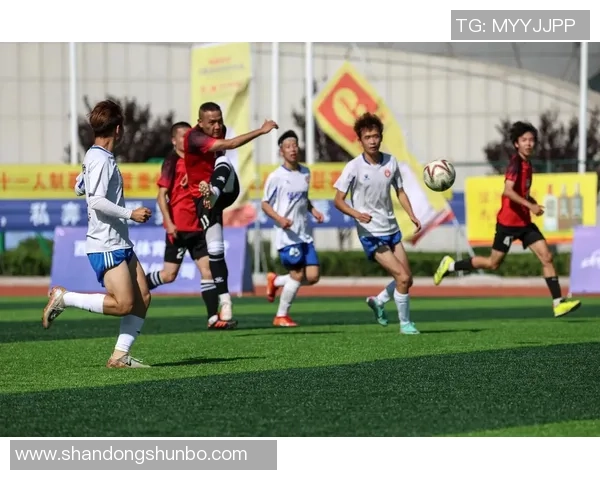 女生坐足球展现青春活力与运动魅力的精彩瞬间